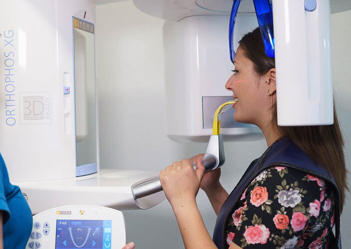 Patientin beim digitalen Röntgen für eine kieferorthopädische Behandlung in Lübeck