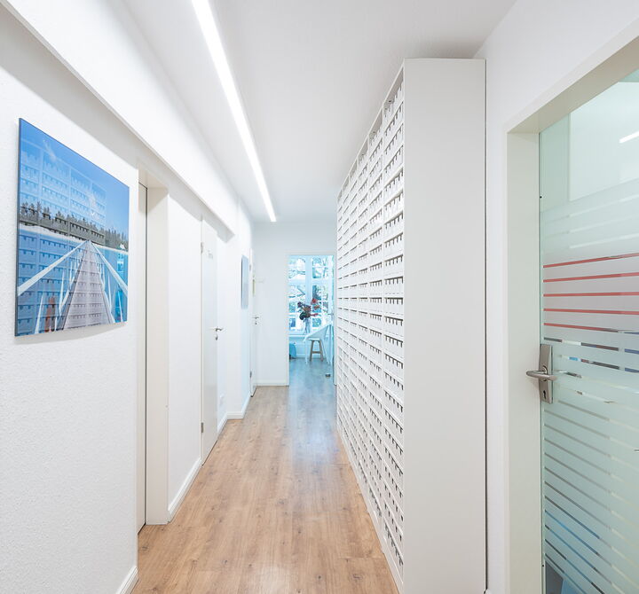 Heller und moderner Flur in der Kieferorthopädie Praxis in Lübeck